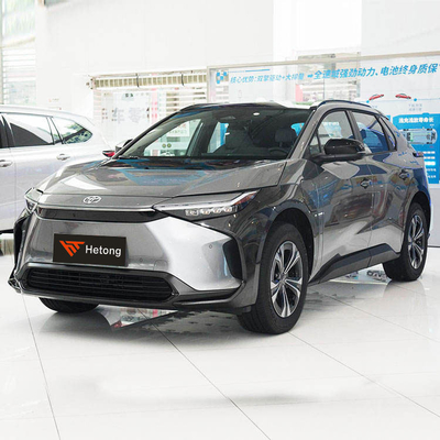 Persoonlijke Toyota Bz4X elektrische SUV met grote capaciteit en in rood/blauw