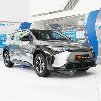 Persoonlijke Toyota Bz4X elektrische SUV met grote capaciteit en in rood/blauw