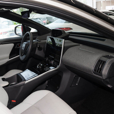 Persoonlijke Toyota Bz4X elektrische SUV met grote capaciteit en in rood/blauw
