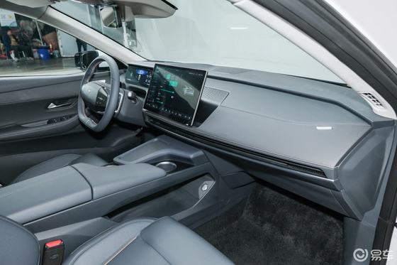 Elektrische SUV's 4X4 Links Auto Changan Blauw Sl03 Grote ruimte Volwassen Maximaal vermogen 190kW
