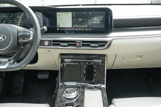 Kia K5 Sedan 4 deuren 5 zitplaatsen Links stuur benzinemotoren 176kw Maximale snelheid 220 Kracht