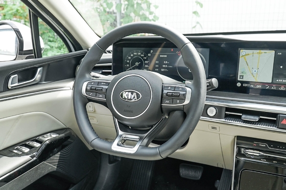 Kia K5 Sedan 4 deuren 5 zitplaatsen Links stuur benzinemotoren 176kw Maximale snelheid 220 Kracht
